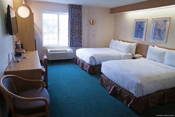 Charlevoix Inn & Suites Charlevoix